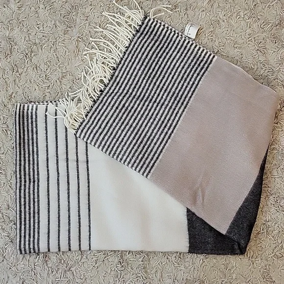 NWT Oversized Throw Scarf - Picture 1 of 1